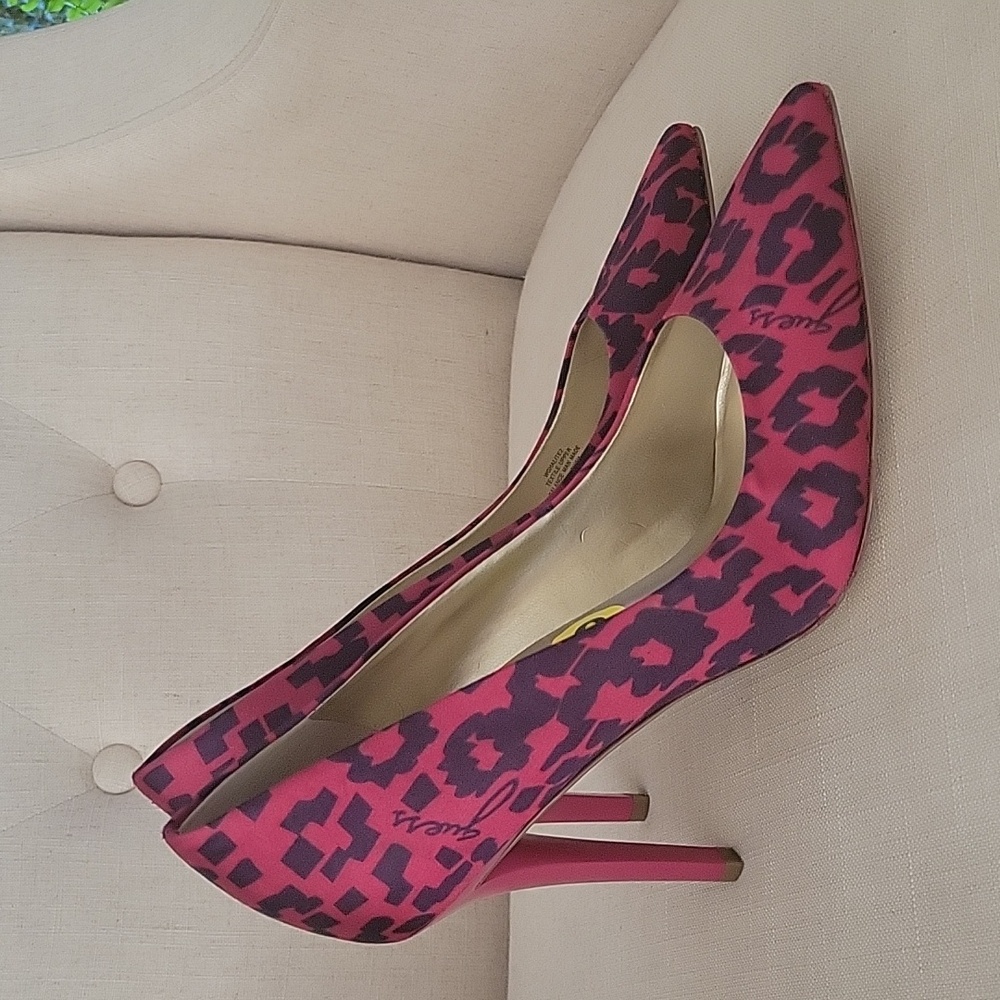 Guess Pumps Halite2 satin Pink multi Animal like, logo Print Stilettos sz 9. New